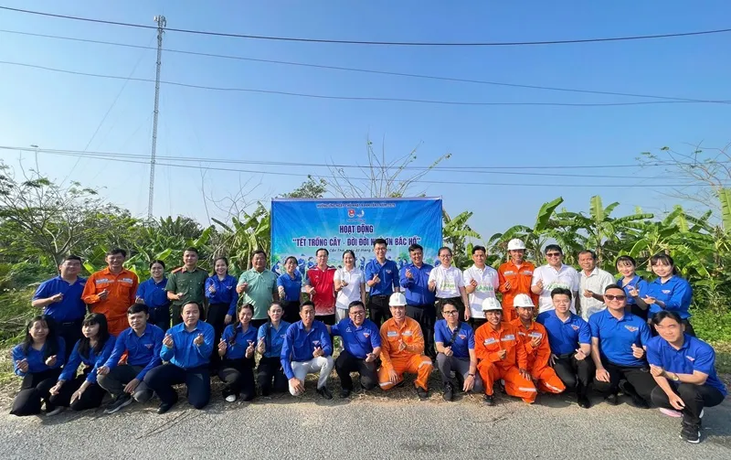 Buổi lễ ra quân trồng cây