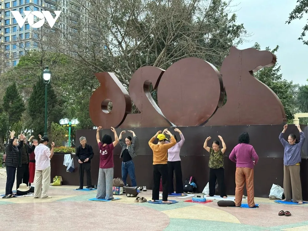 Đối với nhiều người cao tuổi, không gian công cộng như công viên, vườn hoa là điểm đến mỗi ngày.