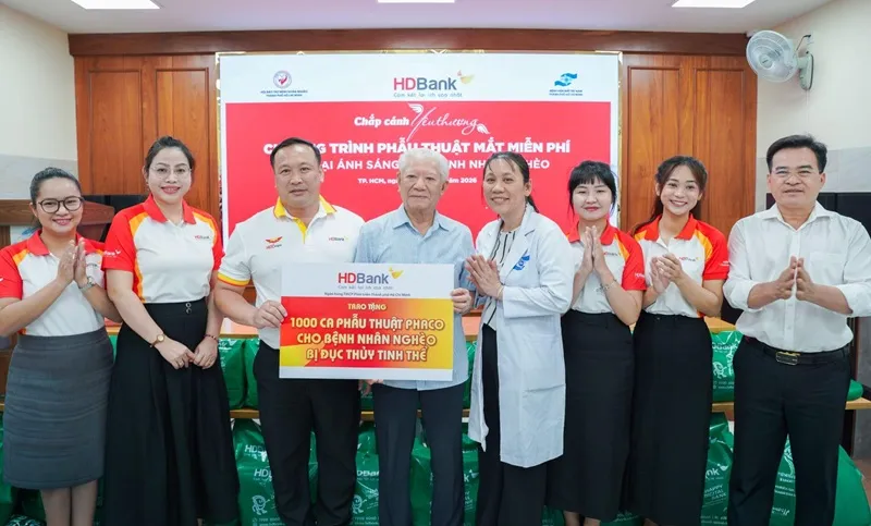 Ngày 25-3, HDBank tiếp tục trao kinh phí thực hiện 1.000 ca phẫu thuật mắt Phaco cho Hội Bảo trợ Bệnh nhân nghèo TPHCM năm 2026. Tiến sĩ Trần Thành Long (áo xanh) - Chủ tịch Hội Bảo trợ Bệnh nhân nghèo TPHCM đại diện Hội nhận kinh phí từ đại diện HDBank.