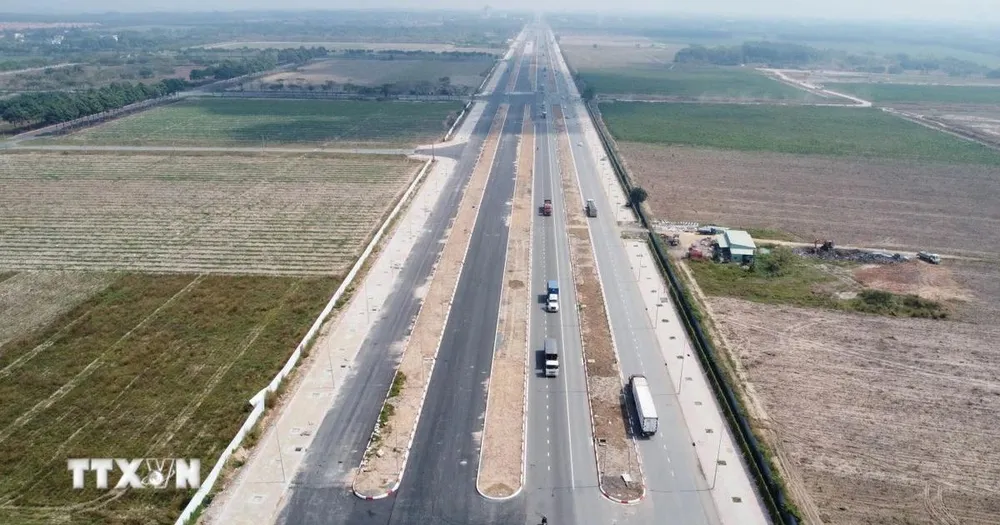 Đường 25B kết nối sân bay Long Thành đang thi công. (Ảnh: Công Phong/TTXVN) 