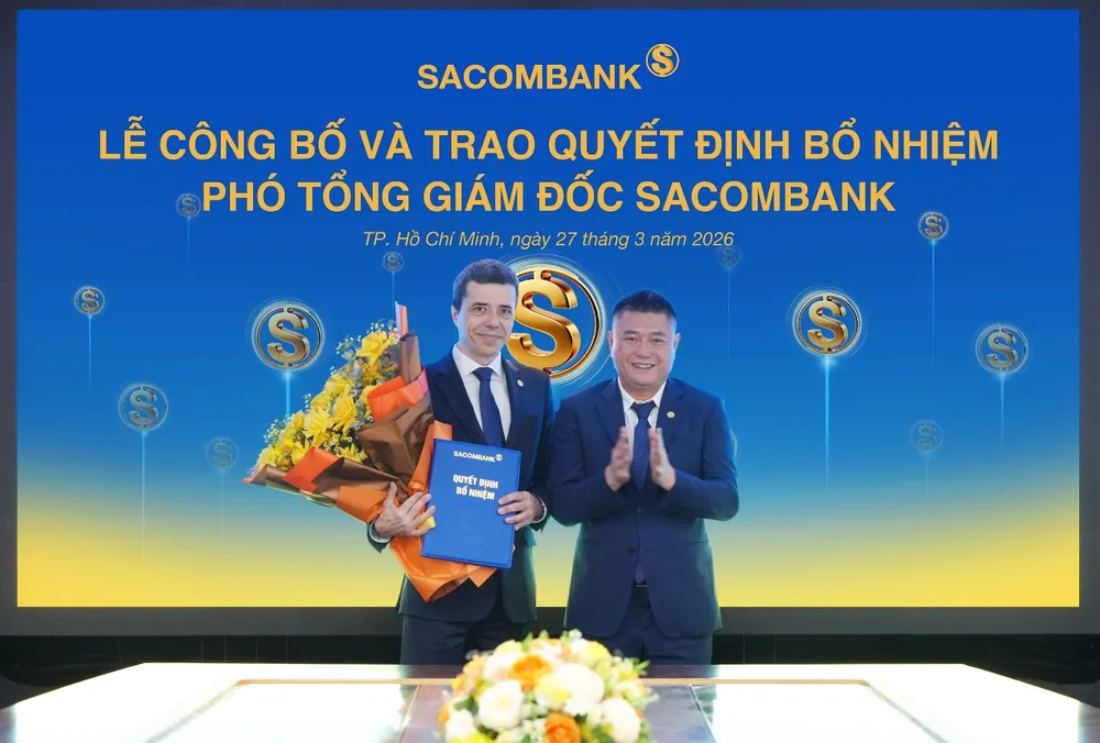 Ông Nguyễn Đức Thụy - Tổng Giám đốc Sacombank (bên phải) tặng hoa chúc mừng ông Loic Faussier nhận nhiệm vụ tại Sacombank