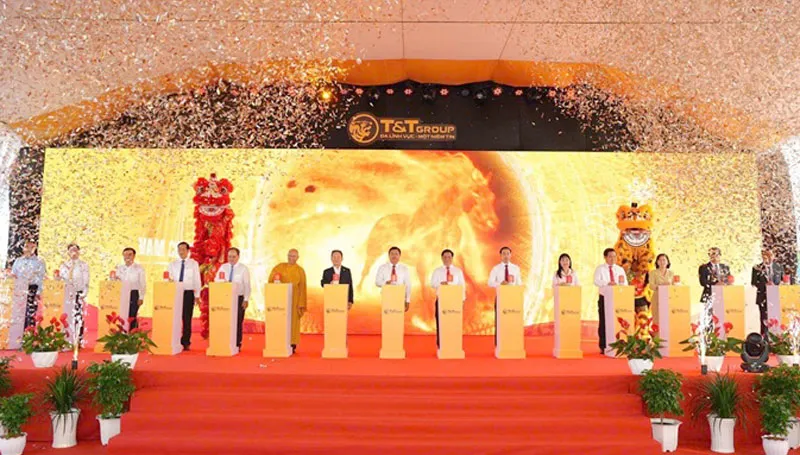 Các đại biểu ấn nút khởi công KCN Vàm Cống