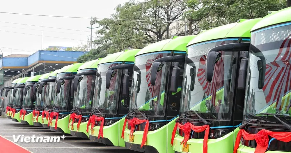 Hà Nội đưa vào vận hành thêm 10 tuyến xe buýt điện