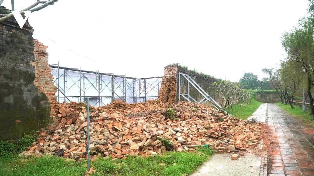 Đoạn tường Hoàng thành Huế bị đổ sập do mưa lũ