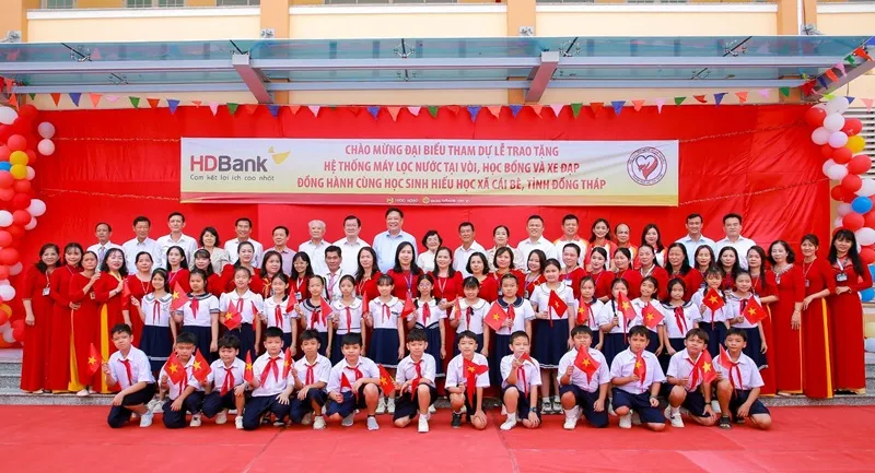 Đoàn HDBank thăm hỏi và tặng quà tại xã Cái Bè, tỉnh Đồng Tháp.