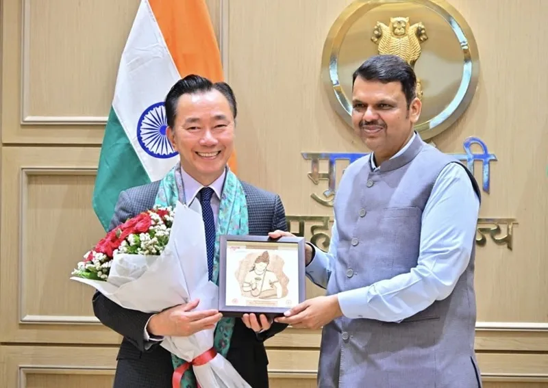 Ông Phạm Sanh Châu (trái), Tổng Giám đốc Vingroup khu vực châu Á, và ông Devendra Fadnavis, Thủ hiến bang Maharashtra, Ấn Độ tại lễ ký kết.