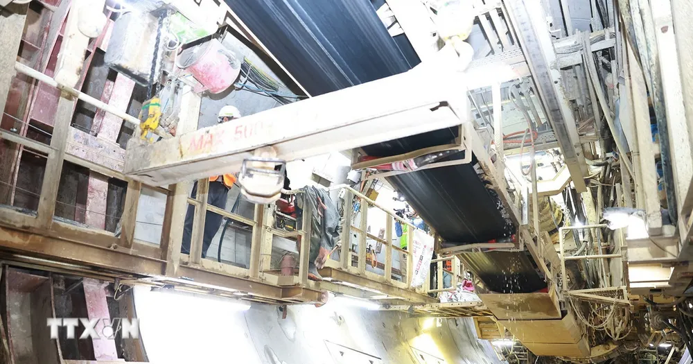 Công trường thi công dự án tuyến đường sắt đô thị đoạn đường hầm ga S11 Văn Miếu. (Ảnh: Dương Giang/TTXVN) 