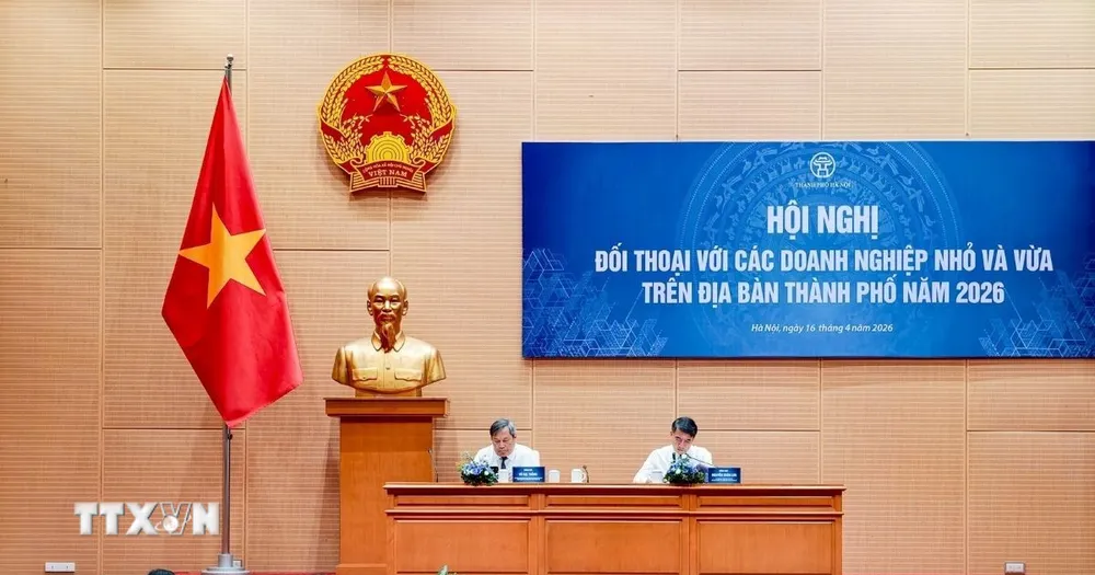 Lãnh đạo thành phố Hà Nội và các sở, ngành trực tiếp giải đáp kiến nghị của doanh nghiệp ngày 16-4.