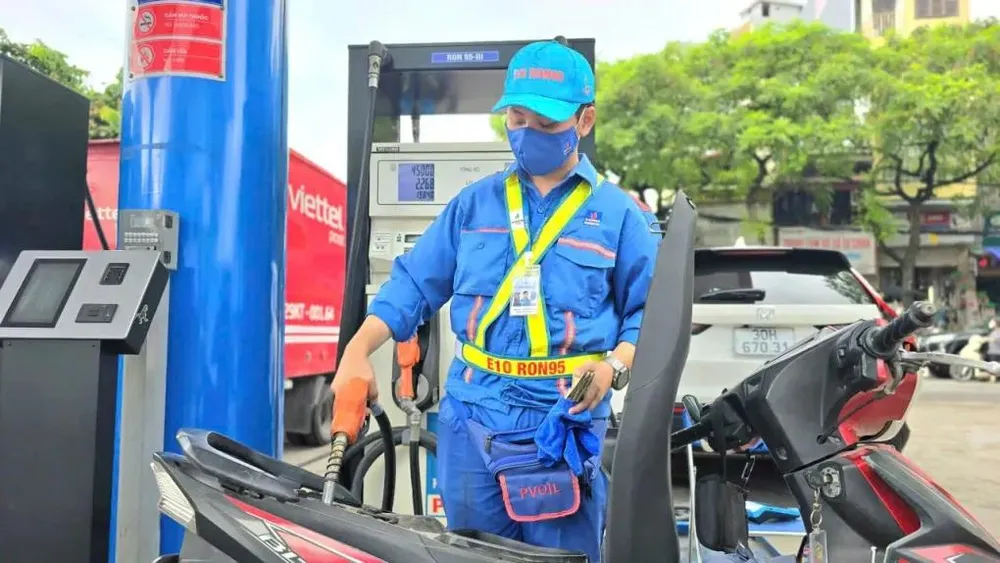 Xăng RON95-III giảm về gần mốc 23.000 đồng mỗi lít