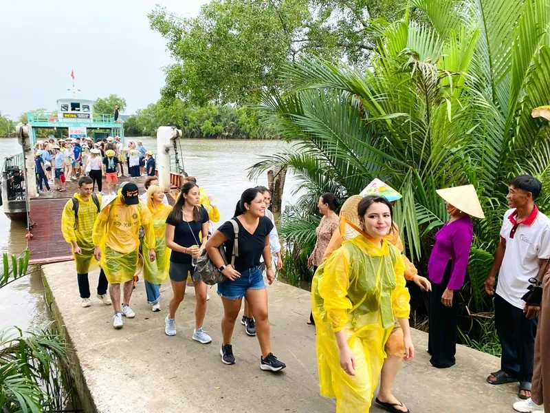 Du khách nước ngoài thích thú tham quan khu du lịch Cồn Chim