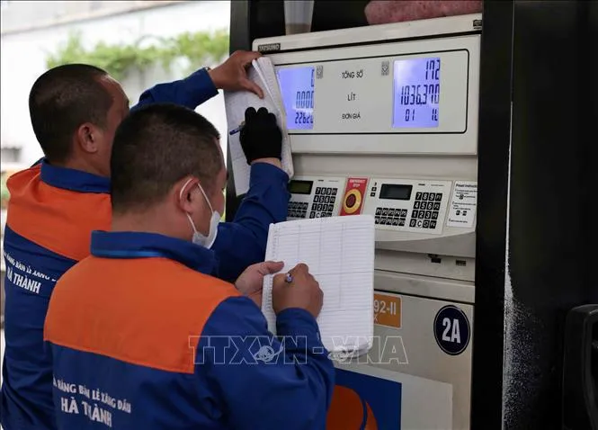 Giá xăng liên tục giảm, RON95-III xuống dưới 23.000 đồng