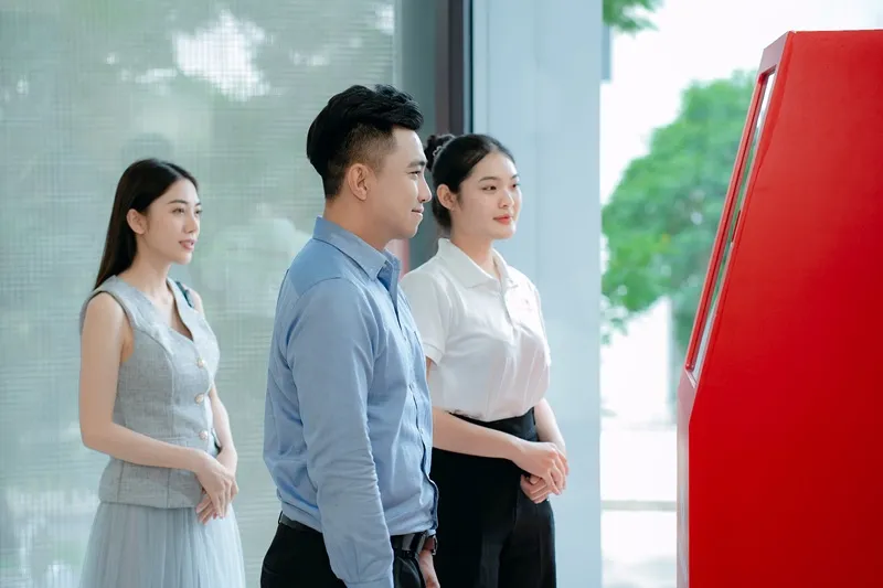 Khách hàng tham gia kiểm tra sức khỏe bằng công nghệ AI hiện đại