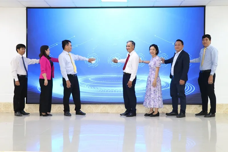 Các đại biểu thực hiện nghi thức phát động cuộc thi