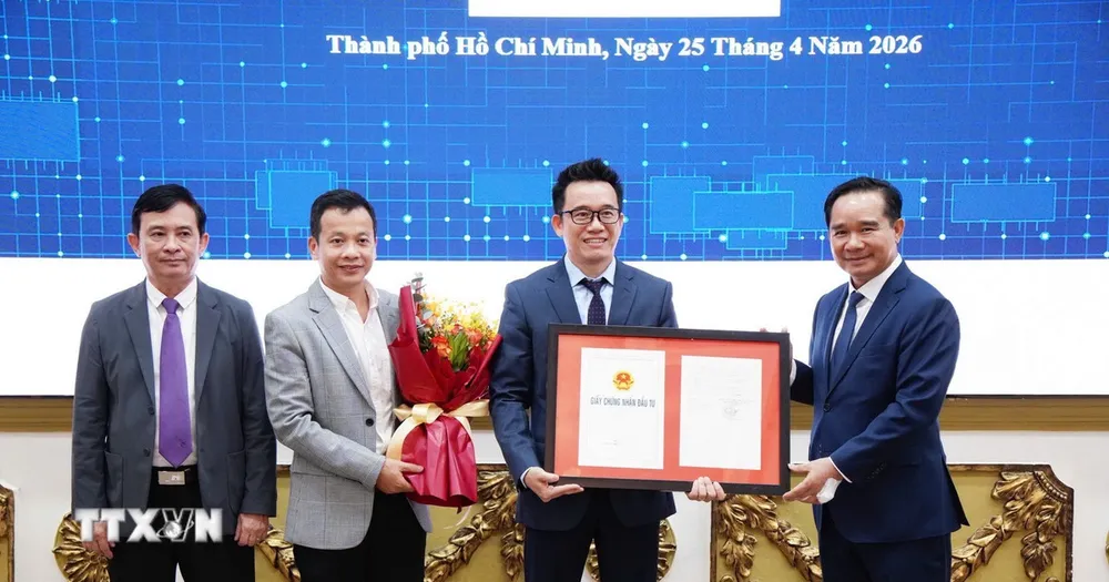 Ông Nguyễn Văn Được, Chủ tịch UBND TPHCM trao Giấy chứng nhận đầu tư cho đại diện doanh nghiệp. (Ảnh: TTXVN phát)