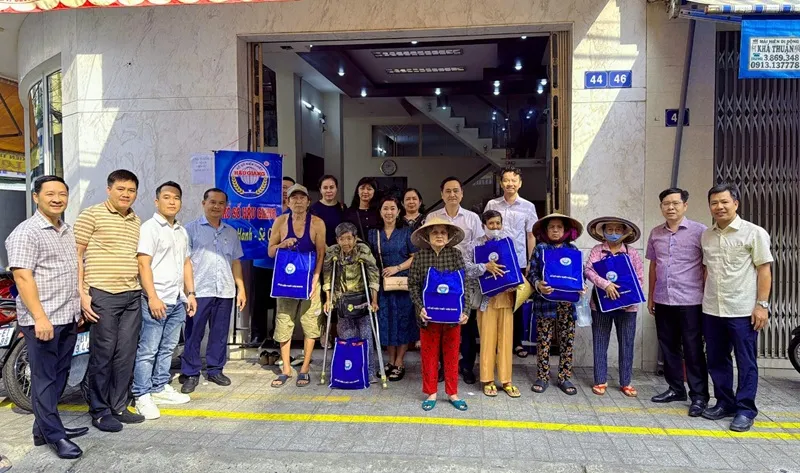 Đại diện Công ty XSKT Hậu Giang tặng quà cho người bán số dạo.