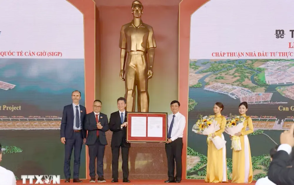 Đại diện lãnh đạo UBND TPHCM trao quyết định chấp thuận đầu tư dự án Cảng trung chuyển quốc tế Cần Giờ cho Liên danh nhà đầu tư. (Ảnh: Hồng Đạt/TTXVN) 