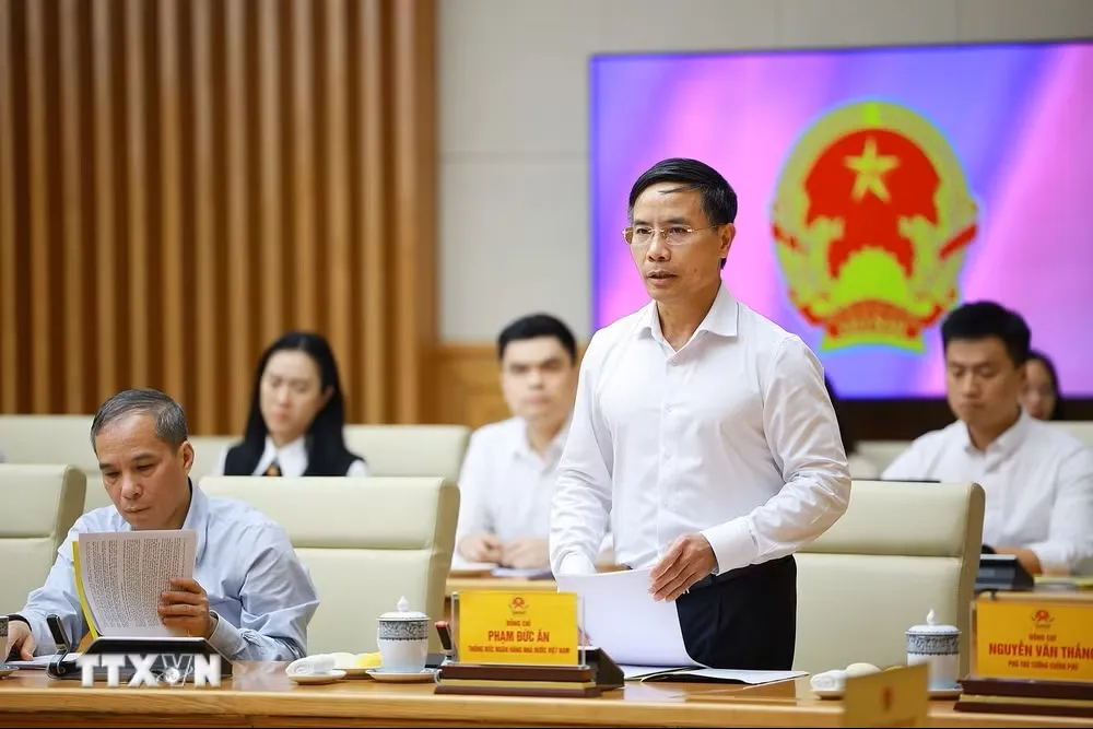 Thống đốc Ngân hàng Nhà nước Phạm Đức Ấn báo cáo tình hình hoạt động của ngành ngân hàng. (Ảnh: Dương Giang/TTXVN)