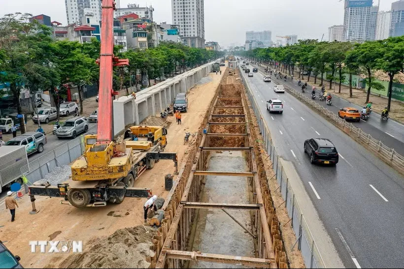Máy móc hoạt động liên tục trên đường Võ Chí Công (tại công trường Dự án nâng cấp, cải tạo kênh Thuỵ Phương), khẩn trương bổ cập nước cải tạo sông Tô Lịch và chống ngập đô thị. (Ảnh: Trung Nguyên/TTXVN) 
