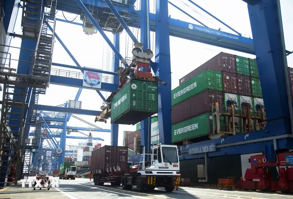 Bốc dỡ hàng hóa trên Cảng Cát Lái (phường Cát Lái) thuộc hệ thống Cảng biển Thành phố Hồ Chí Minh. (Ảnh: Hồng Đạt/TTXVN)