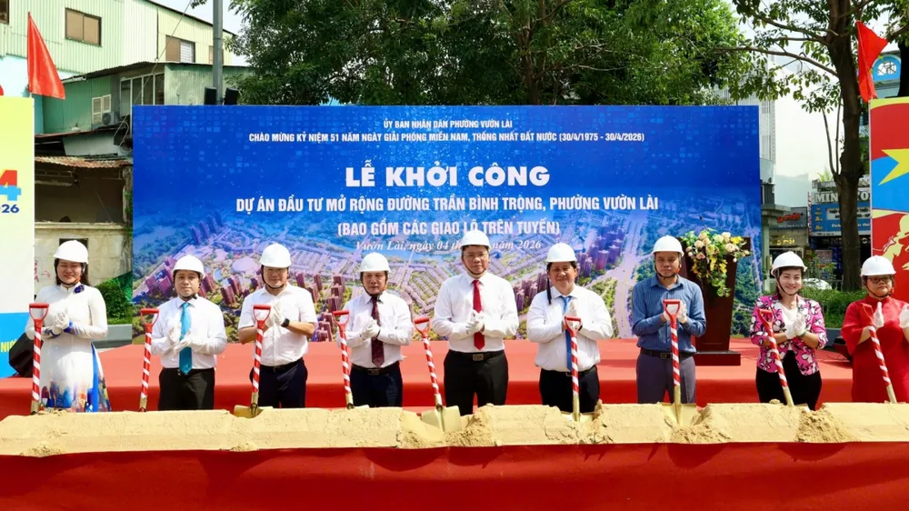 Phó Chủ tịch UBND TP.HCM Hoàng Nguyên Dinh các đại biểu thực hiện nghi thức khởi công (ảnh: G.A)