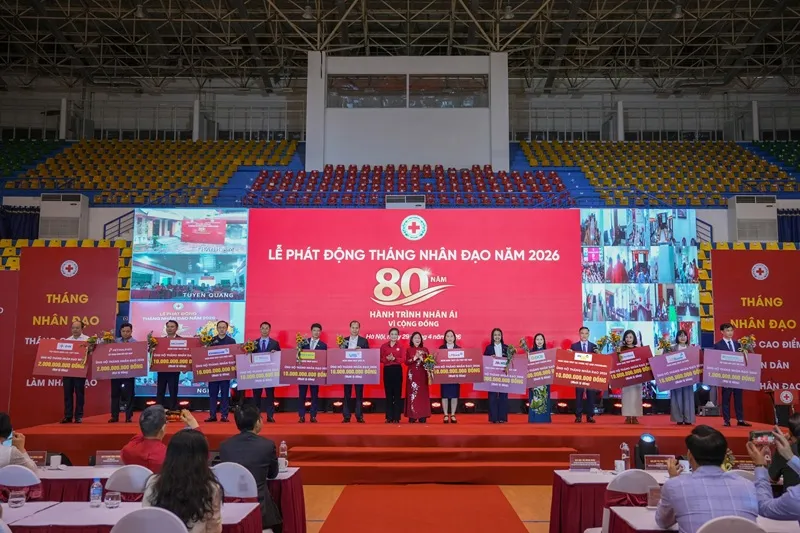 Đại diện PVcomBank, ông Đỗ Đức Viên (thứ tư từ phải sang) trao biểu trưng ủng hộ 10 tỷ đồng tới Trung ương Hội Chữ thập đỏ Việt Nam.