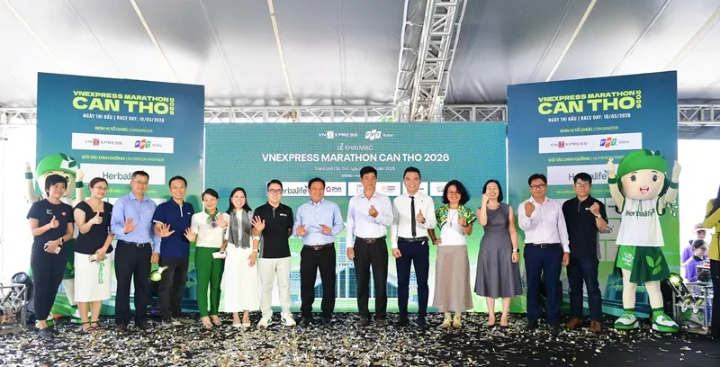 Các đại biểu thực hiện nghi thức khai mạc giải chạy