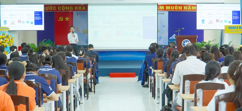 Ông Trần Huyền Dinh chia sẻ về xu hướng AI Banking, stablecoin và sự chuyển dịch của hạ tầng tài chính toàn cầu. 