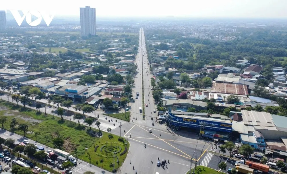 Đoạn đầu Giao lộ Nguyễn Văn Linh - Phạm Hùng nối dài thuộc TPHCM