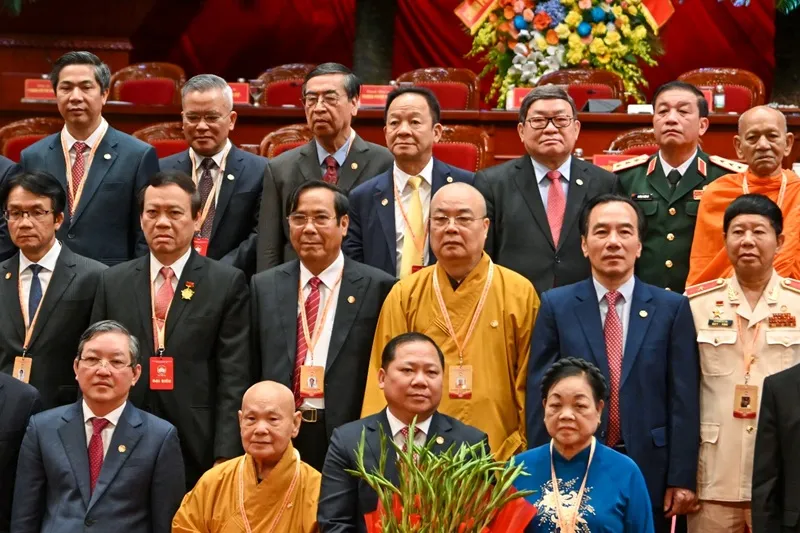Doanh nhân Đỗ Quang Hiển (hàng trên, thứ 4 từ trái sang) cùng Đoàn Chủ tịch Ủy ban Trung ương MTTQ Việt Nam khóa XI ra mắt Đại hội.