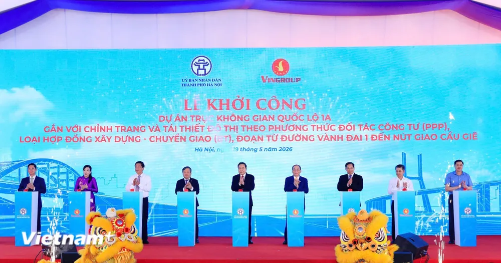 Các đại biểu nhấn nút khởi công Dự án trục không gian Quốc lộ 1A gắn với chỉnh trang và tái thiết đô thị đoạn từ đường Vành đai 1 đến nút giao Cầu Giẽ. (Ảnh: Việt Hùng/Vietnam+) 