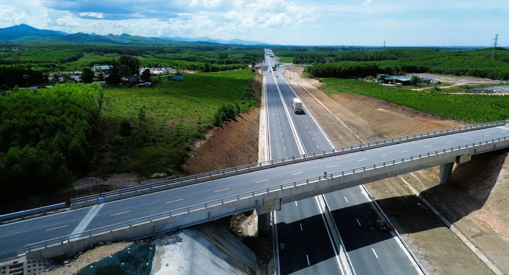 Tuyến chính dự án cao tốc Vạn Ninh - Cam Lộ đã thảm bê tông nhựa xong - Ảnh: Báo Xây dựng 