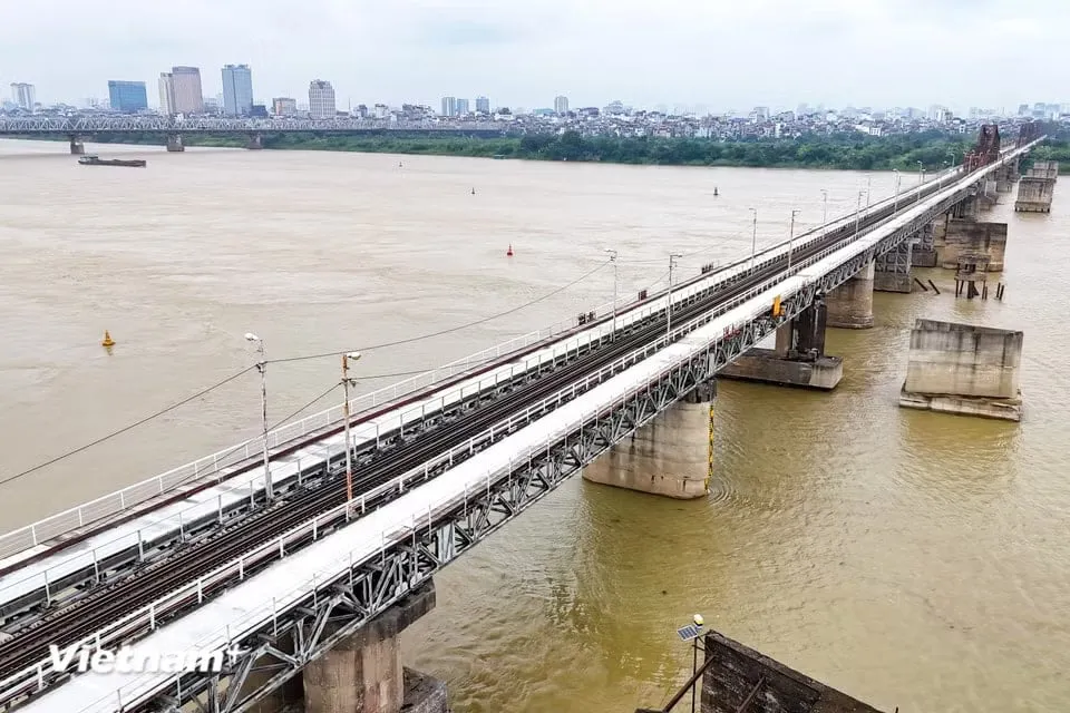 Cầu Long Biên (124 năm tuổi) trước đó đã xuống cấp nghiêm trọng với những mảng bê tông mặt đường bộ bị vỡ nứt, lộ cốt thép, hành lang đi bộ nhiều nơi bị mục nát nay đã khoác lên mình chiếc áo mới, chuẩn bị thông xe vào cuối tháng 5.