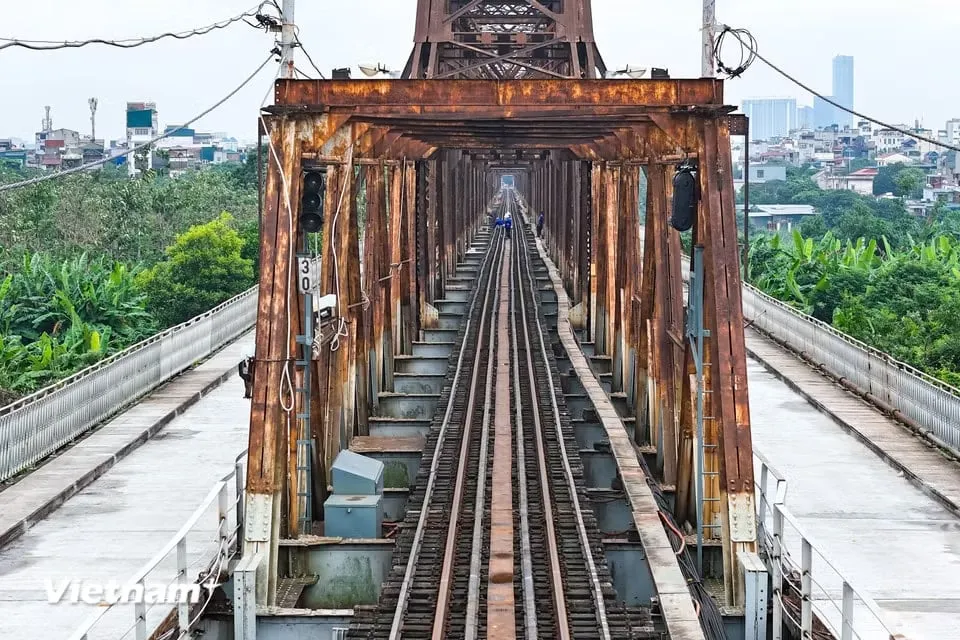 Trước đó, trong năm 2025, ngành đường sắt cũng đã triển khai sửa chữa kết cấu phía dưới cầu Long Biên và mặt đường bộ cầu Trần Nhật Duật - cầu vượt nối ga Long Biên với cầu Long Biên.