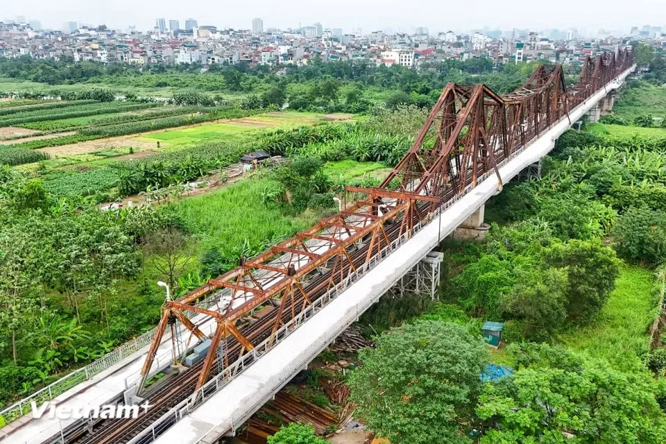 Sau gần hai tháng thi công ngày đêm, Dự án sửa chữa đột xuất đường bộ hành, đường xe máy và xe thô sơ (phần đường bộ hai bên) cầu Long Biên (thành phố Hà Nội) hiện đang hoàn thành những hạng mục cuối cùng.
