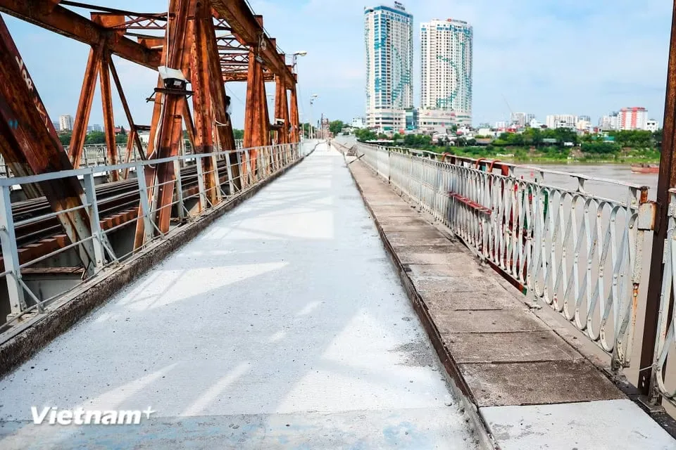 Đơn vị thi công đã triển khai 4 mũi thi công với số lượng 80 nhân công và nhiều trang thiết bị máy móc hoàn thiện từng hạng mục sửa chữa như: cào bóc, xử lý lại lớp kết cấu mặt cầu cũ, gia công cốt thép.