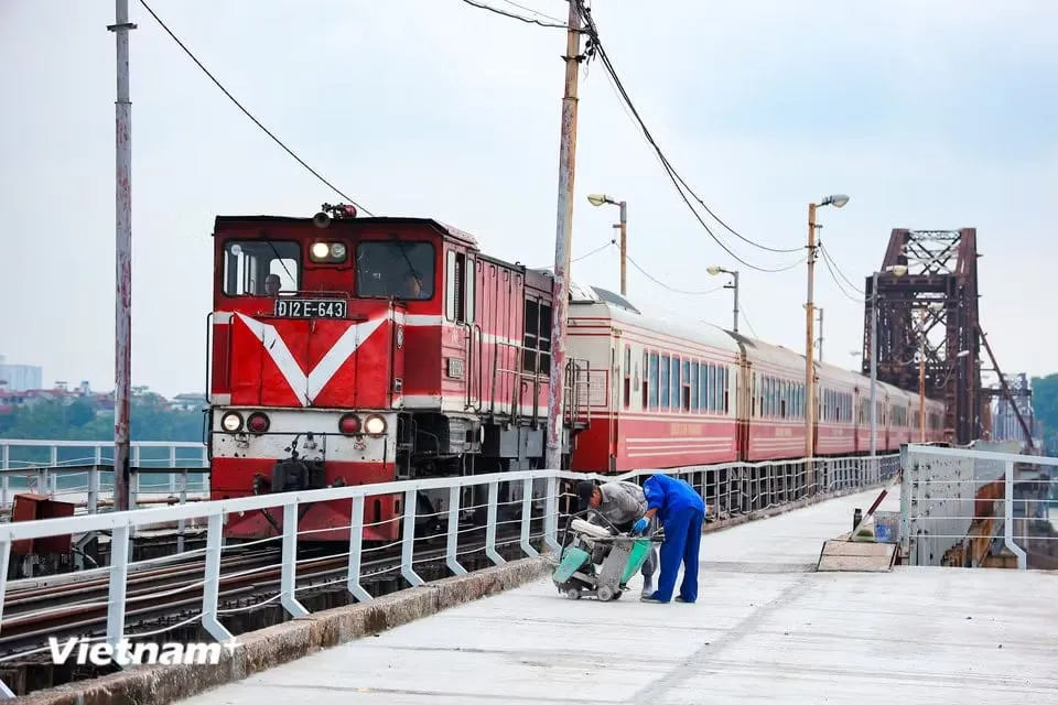Trong suốt quá trình sửa chữa, tàu hỏa vẫn lưu thông thường xuyên, buộc các hạng mục phải tổ chức thi công xen kẽ, làm cuốn chiếu, hạn chế tối đa ảnh hưởng đến kết cấu và vận hành tuyến.