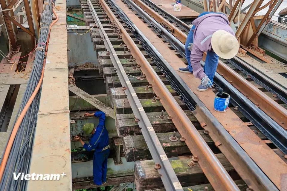 Các công nhân đang hoàn thiện những hạng mục phụ trợ cuối cùng.