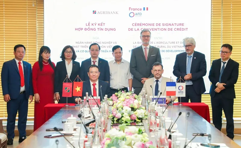 Ông Julien Seillan và ông Đoàn Ngọc Lưu. thực hiện nghi thức ký kết Hợp đồng tín dụng Hạn mức tài chính khí hậu