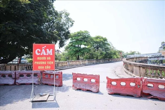 Đến 12h ngày 26-5, lối lên cầu Long Biên từ hướng đường Trần Nhật Duật vẫn được rào chắn.