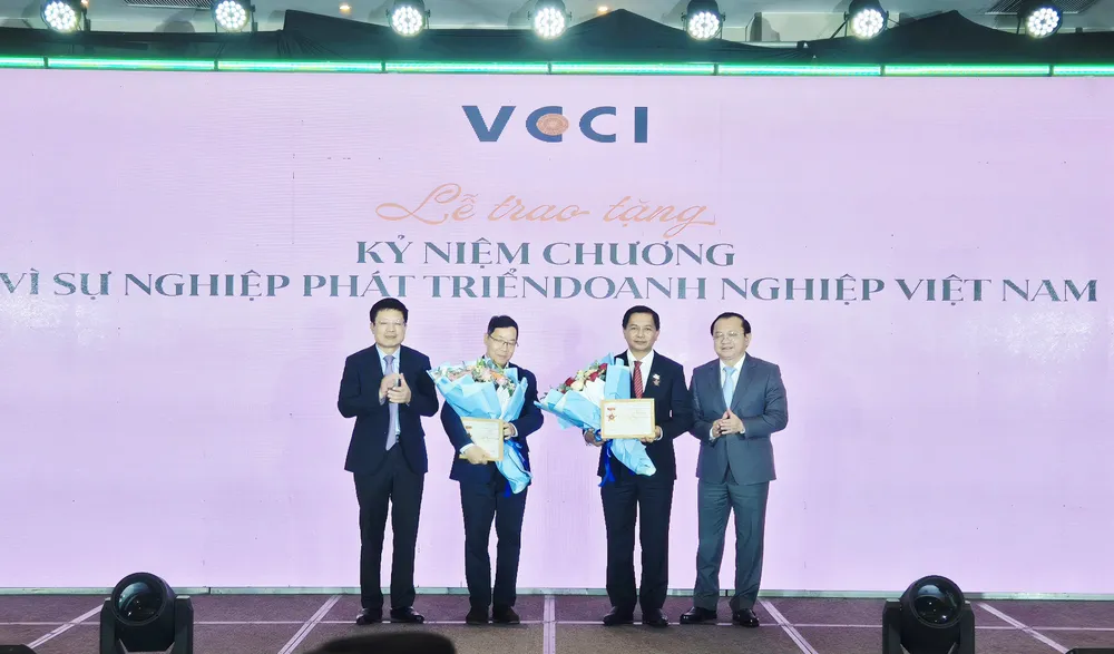 Bí thư Tỉnh uỷ Vĩnh Long Trần Văn Lâu (thứ 2 từ phải sang) nhận Kỷ niệm chương “Vì sự phát triển doanh nghiệp Việt Nam”
