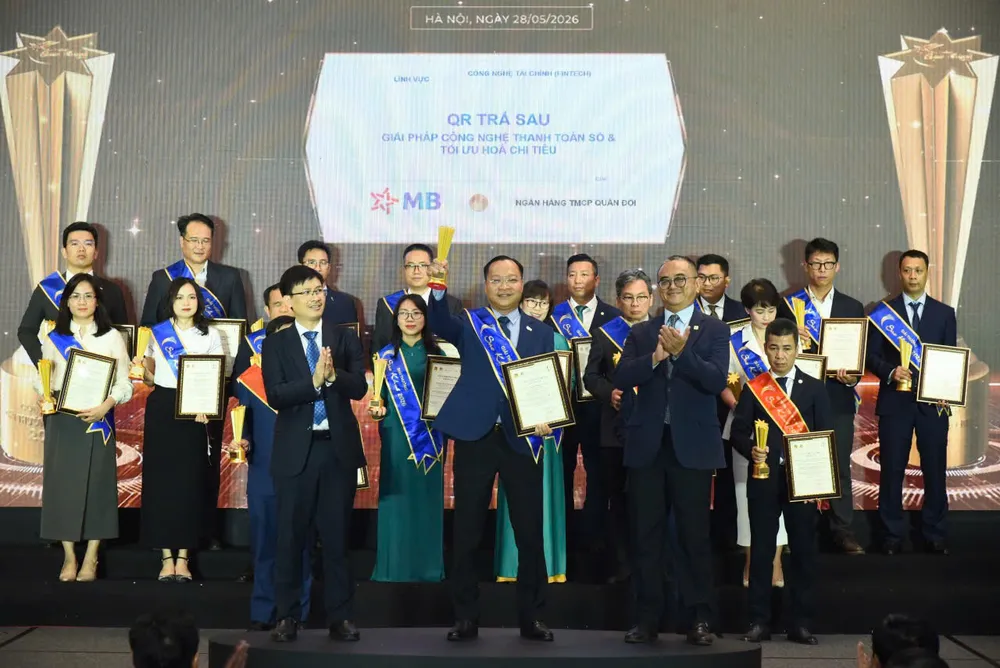 Ông Nguyễn Hoàng Hải, Phó Tổng giám đốc Sacombank (đứng giữa) nhận giải thưởng Sao Khuê 2026