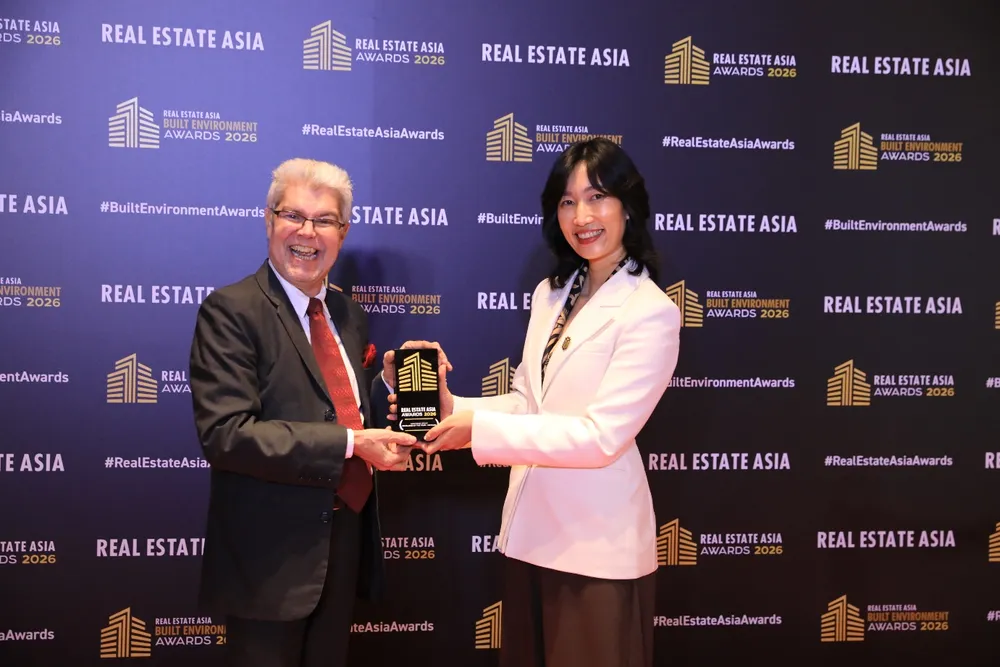 Đại diện Masterise Homes nhận cúp vinh danh tại hạng mục Developer of the Year - Vietnam 2026.