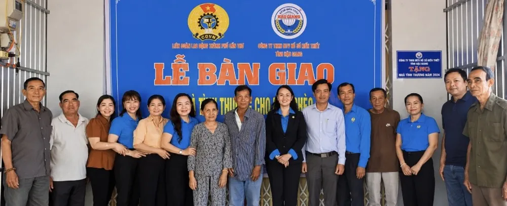 XSKT Hậu Giang phối hợp với LĐLĐ thành phố Cần Thơ bàn giao nhà tình thương cho gia đình có hoàn cảnh khó khăn.jpg