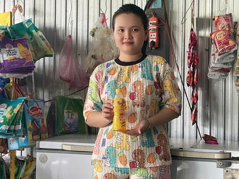 Chị Lê Thị Ngọc Trang bên quán nhỏ tại An Giang, nơi câu chuyện trúng 50 triệu đồng từ một lần xé nhãn chai Number 1 bắt đầu lan khắp xóm
