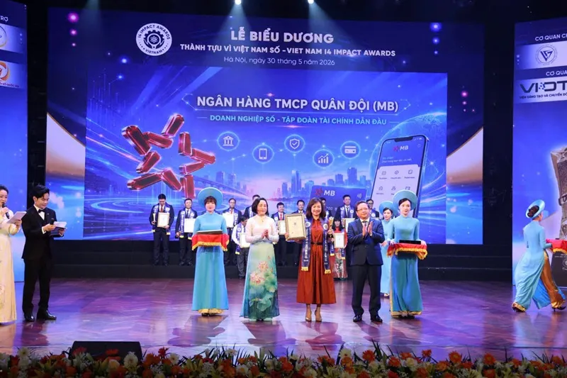 Phó Chủ tịch Quốc hội Nguyễn Thị Thanh trao giải thưởng cho bà Hà Thị Thuỳ Liên đại diện MB.