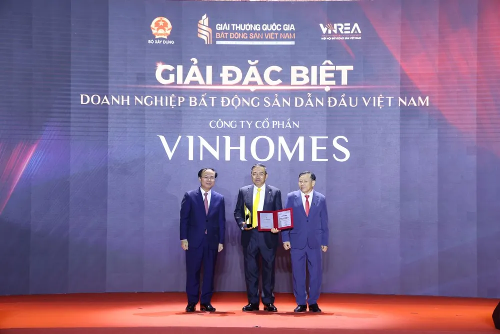 Ông Phạm Thiếu Hoa, Chủ tịch HĐQT CTCP Vinhomes nhận giải đặc biệt - Doanh nghiệp bất động sản dẫn đầu Việt Nam