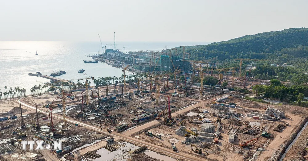 Các dự án, công trình hạ tầng phục vụ Hội nghị Cấp cao APEC 2027 đang giai đoạn thi công trên đại công trường Phú Quốc (An Giang). (Ảnh: TTXVN phát) 