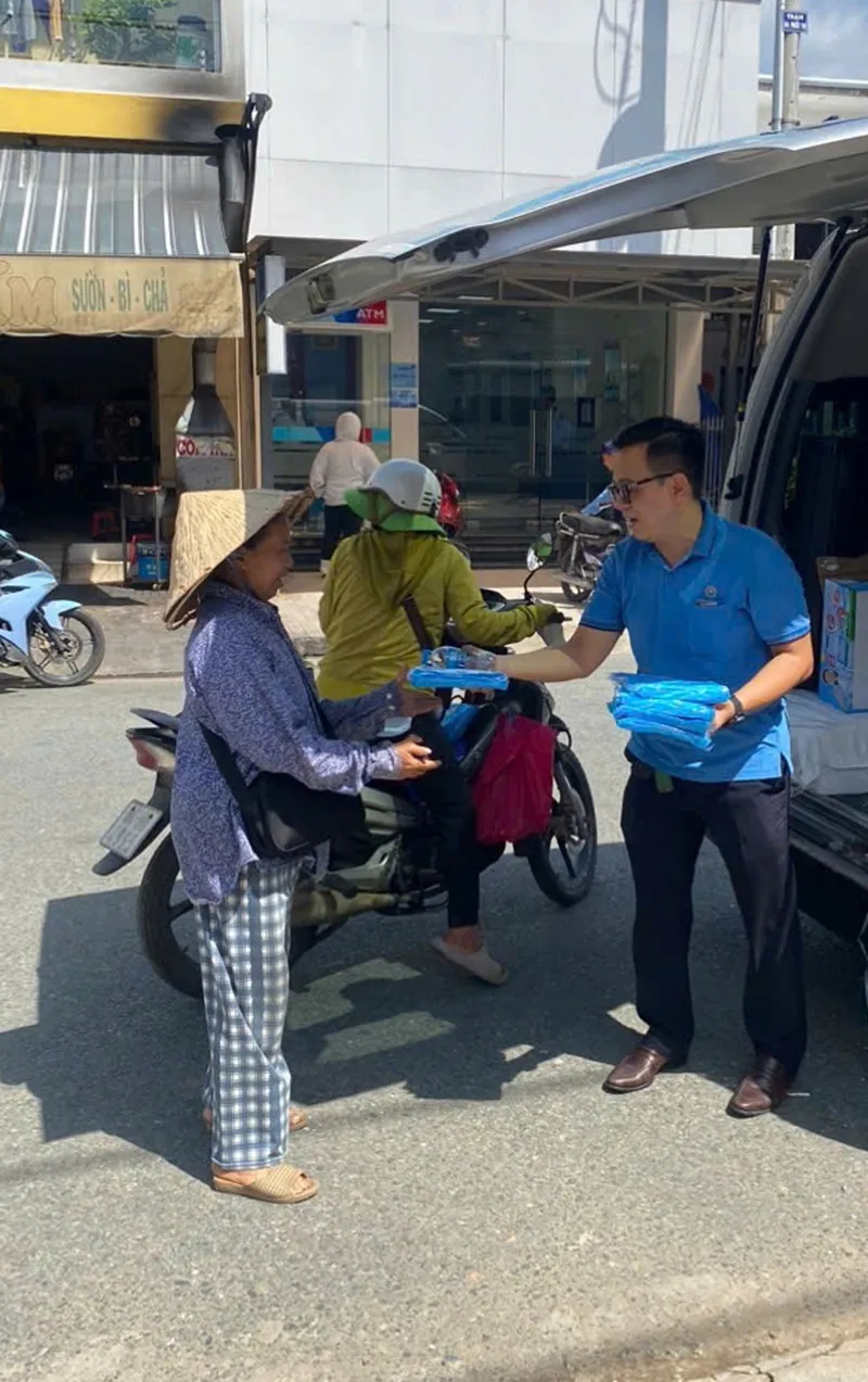 Hỗ trợ áo mưa và nước suối cho người bán vé số ở Đồng Tháp.jpg