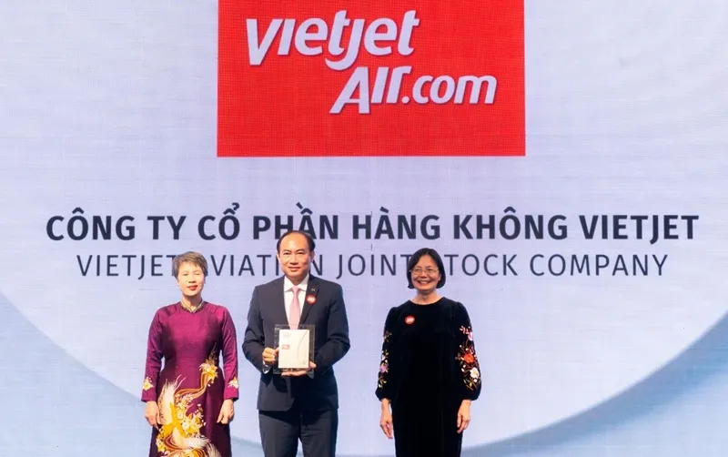 Phó Tổng giám đốc Thường trực Vietjet Tô Việt Thắng (giữa) đại diện hãng nhận giải thưởng Doanh nghiệp phát triển bền vững tiêu biểu. 
