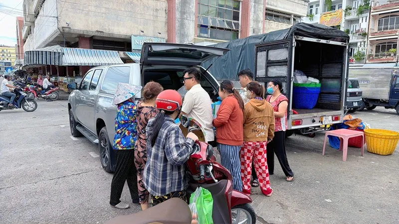 Rất nhiều người dân khó khăn đã nhận được áo mưa, nước suối từ công ty XSKT Hậu Giang